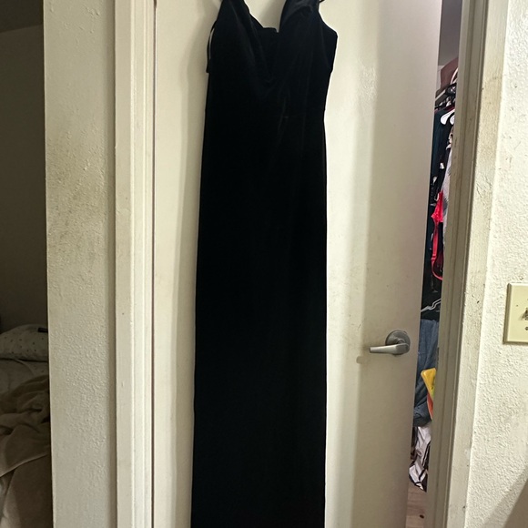 Windsor Black Velvet Gown w/ Deep Plunge, Leg Slit, Off Shoulder. Size X-Large - Picture 4 of 7